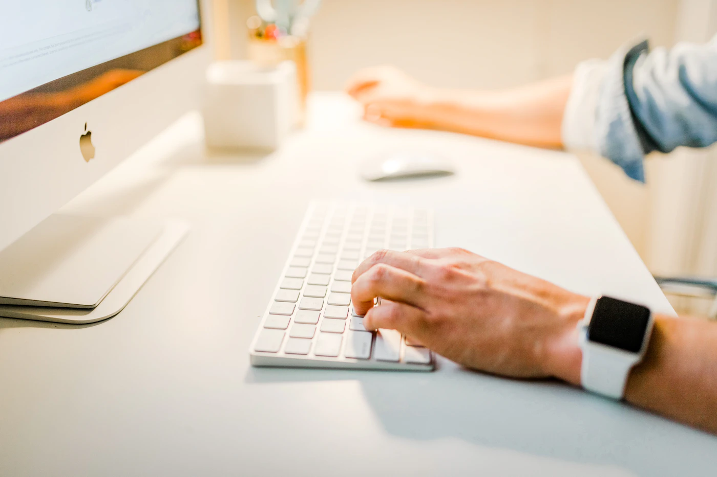 Persona trabajando en la página web de su negocio desde el ordenador
